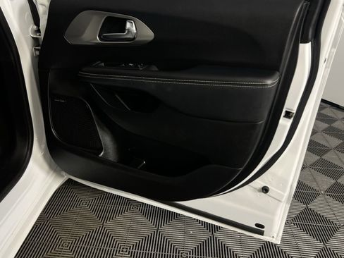 Certified 2022 Chrysler Pacifica Limited w/ Uconnect Theater Family Group image 41