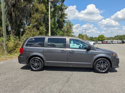 Used 2019 Dodge Grand Caravan SXT w/ Driver Convenience Group image 2