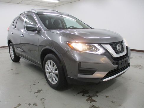 Used 2020 Nissan Rogue SV image 1