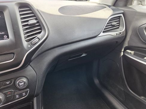 Used 2019 Jeep Cherokee Latitude w/ Cold Weather Group AWD/4WD image 26