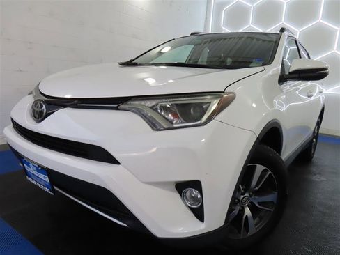 Used 2018 Toyota RAV4 XLE AWD/4WD image 1