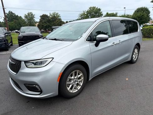 Used 2023 Chrysler Pacifica Touring-L FWD image 7