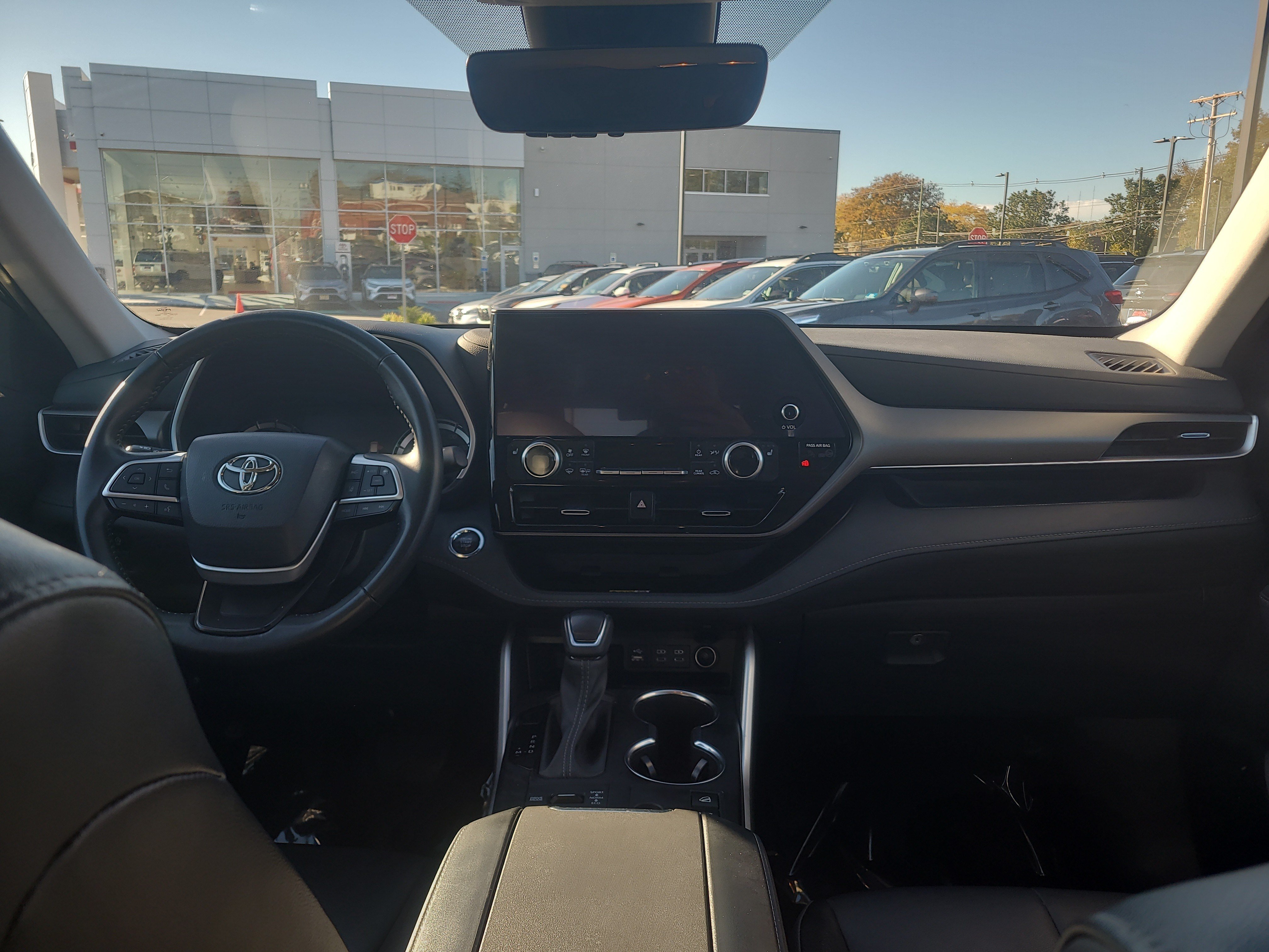 Used 2023 Toyota Highlander XLE AWD/4WD image 18