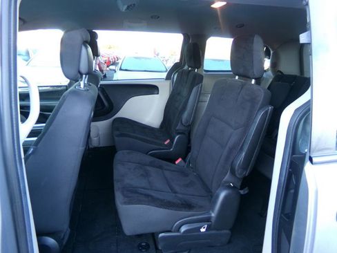 Used 2019 Dodge Grand Caravan SE w/ UConnect Hands-Free Group image 22