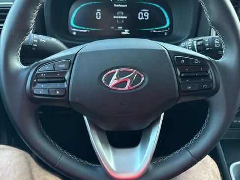 Used 2025 Hyundai Venue SEL image 7