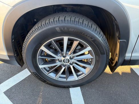Used 2019 Toyota Highlander XLE w/ Carpet Mat Package (TMS) image 30
