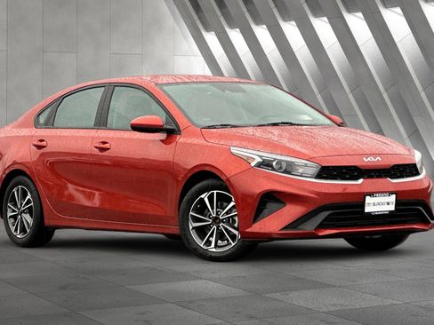 Used 2023 Kia Forte LXS image 2