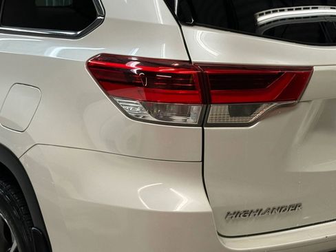 Used 2017 Toyota Highlander Plus w/ Carpet Mat Package AWD/4WD image 12