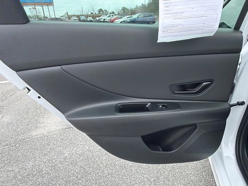 Certified 2025 Hyundai Elantra SEL image 21