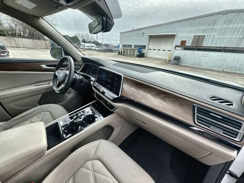 Used 2024 Volkswagen Atlas SE image 28