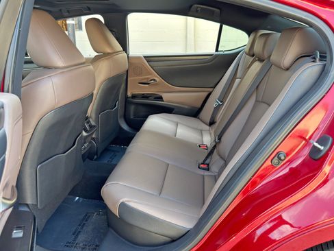 Used 2025 Lexus ES 300h w/ Premium Package FWD image 47