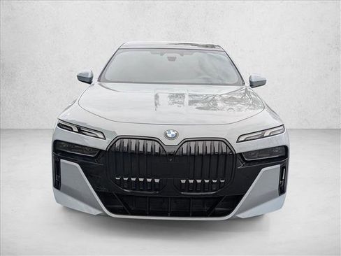 Used 2023 BMW 740i image 2