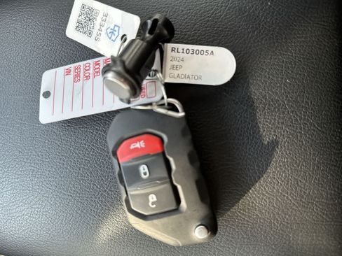 Used 2024 Jeep Gladiator Sport AWD/4WD image 34