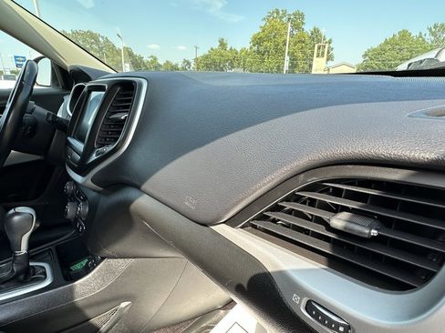 Used 2018 Jeep Cherokee Latitude Plus image 9