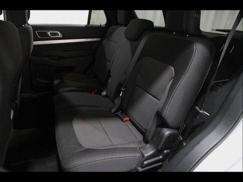 Used 2017 Ford Explorer XLT w/ Equipment Group 201A AWD/4WD image 19