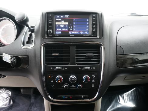 Used 2018 Dodge Grand Caravan SE w/ UConnect Hands-Free Group image 19