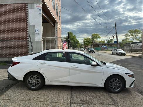 Used 2024 Hyundai Elantra SEL FWD image 9