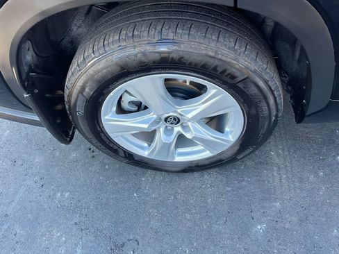 Used 2024 Toyota Highlander LE image 34