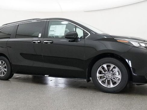 New 2026 Toyota Sienna XLE image 9