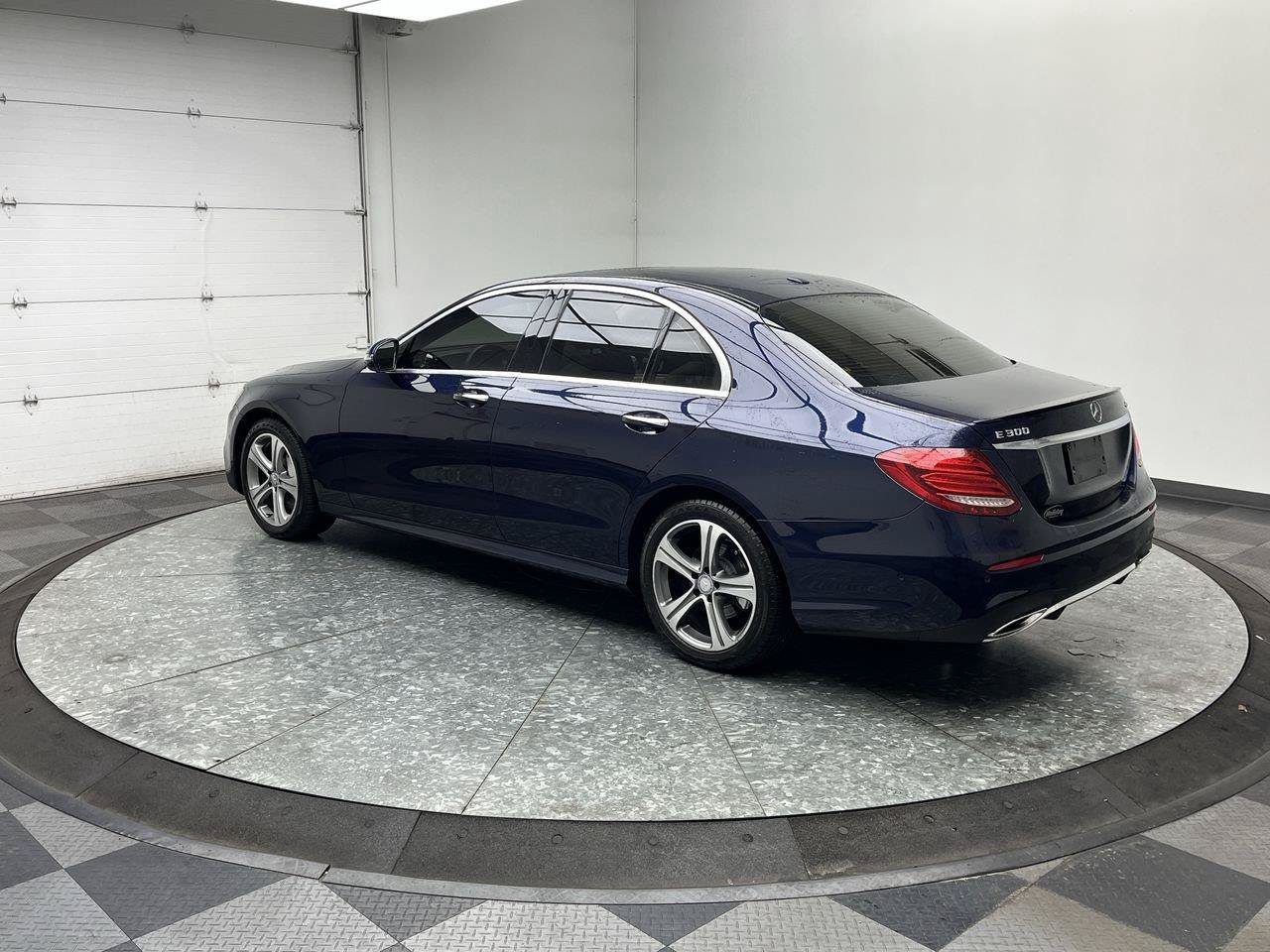 Used 2017 Mercedes-Benz E 300 4MATIC image 2