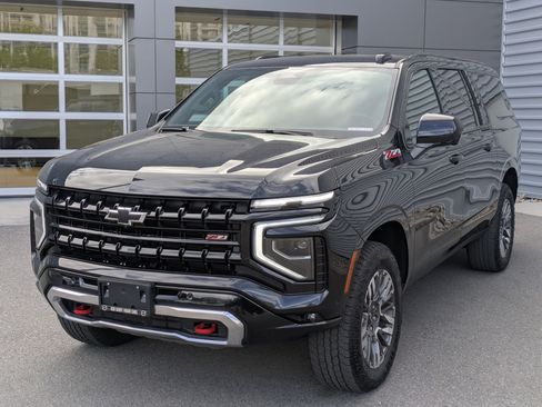Used 2025 Chevrolet Suburban Z71 AWD/4WD image 8