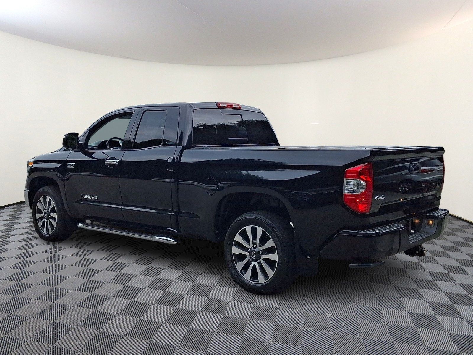 Used 2019 Toyota Tundra Limited w/ Limited Premium Package AWD/4WD image 4