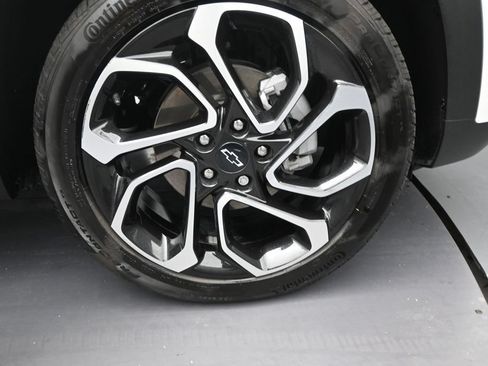 Used 2025 Chevrolet Trax RS w/ Sunroof Package FWD image 16