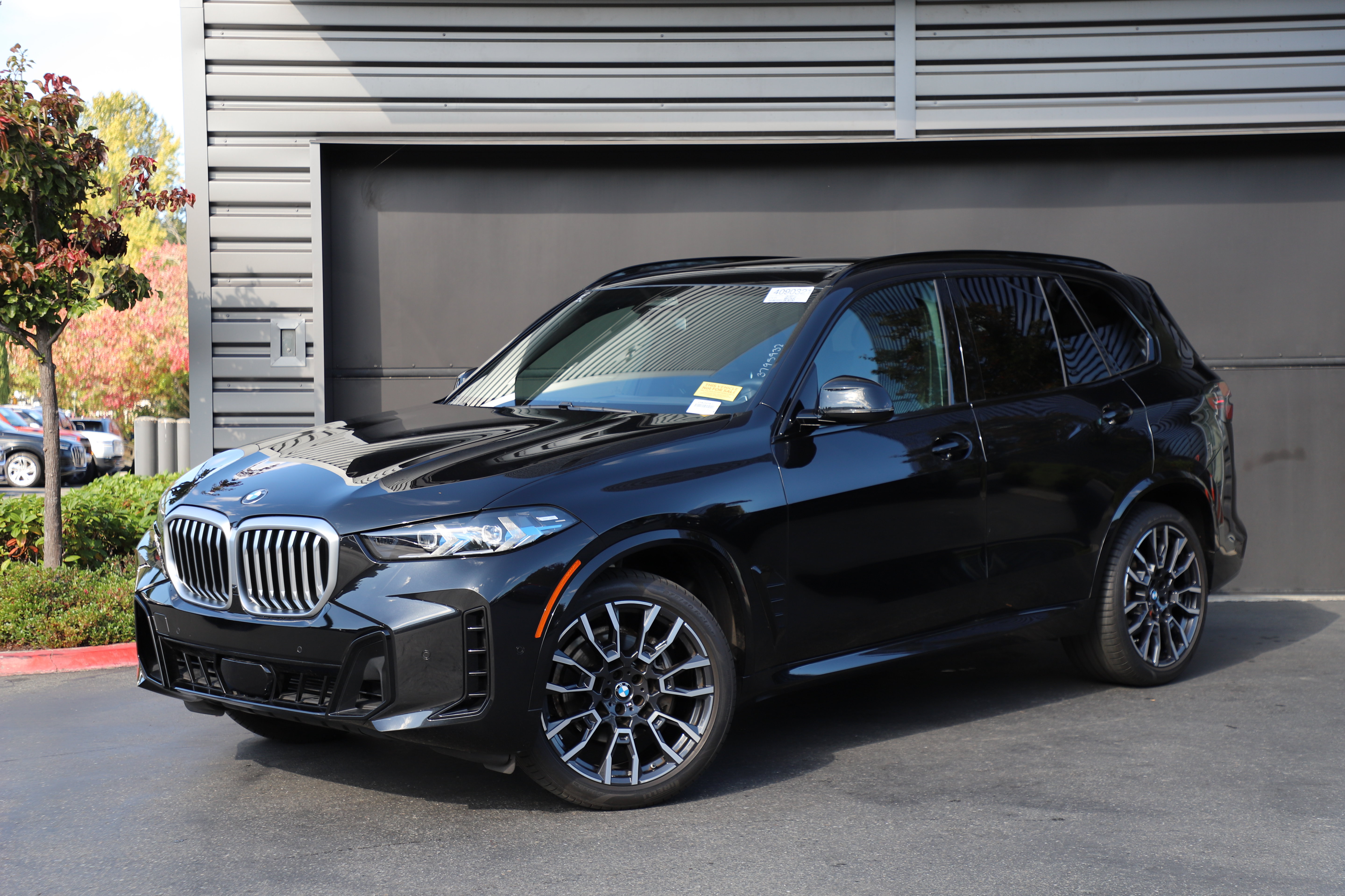 Used 2025 BMW X5 xDrive40i w/ M Sport Package AWD/4WD image 1