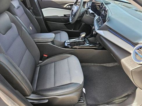 Used 2025 Chevrolet Trax LT image 18