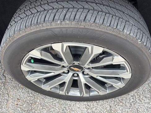 Used 2025 Chevrolet Tahoe Premier RWD image 11