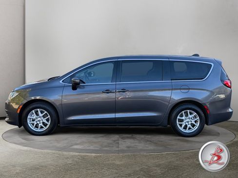 Used 2021 Chrysler Voyager LX image 4