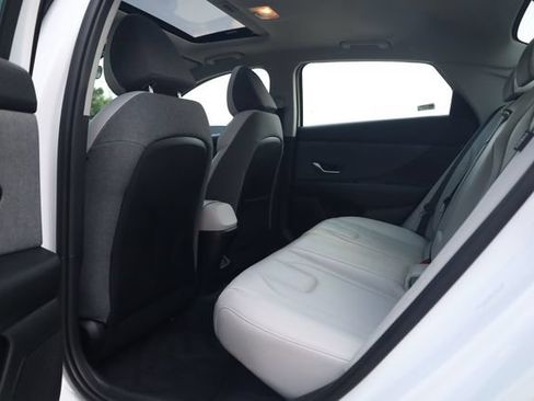 Certified 2025 Hyundai Elantra Limited FWD image 22