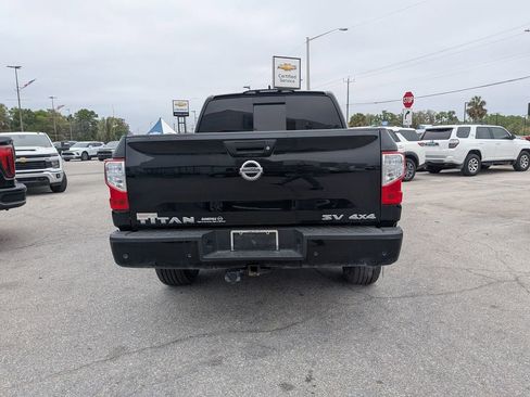 Used 2022 Nissan Titan SV image 4