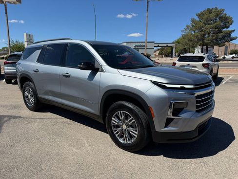 Used 2025 Chevrolet Traverse LT image 3