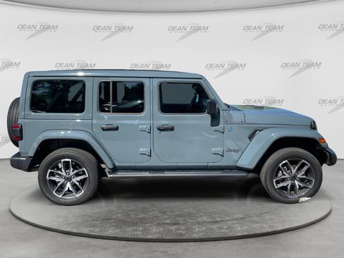Used 2024 Jeep Wrangler Unlimited w/ Convenience Group AWD/4WD image 9