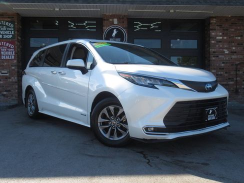 Used 2021 Toyota Sienna XLE AWD/4WD image 2
