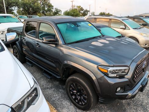 Used 2021 Toyota Tacoma Limited w/ Nightshade Package AWD/4WD image 7