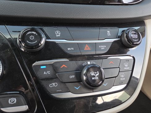 Used 2022 Chrysler Voyager LX FWD image 19