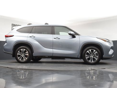 Used 2021 Toyota Highlander XLE AWD/4WD image 32