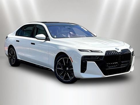 Used 2023 BMW i7 xDrive60 AWD/4WD image 3
