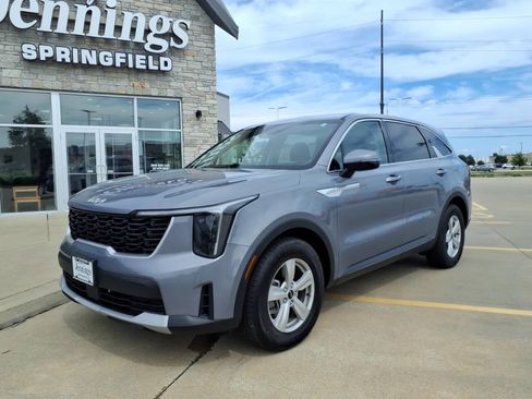 Used 2025 Kia Sorento LX FWD image 2