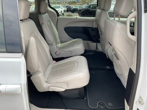 Used 2021 Chrysler Pacifica Touring-L FWD image 15