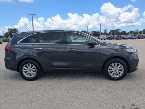 Used 2019 Kia Sorento FWD image 4