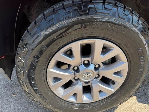 Used 2017 Toyota Tacoma SR5 w/ Tow Package RWD image 22