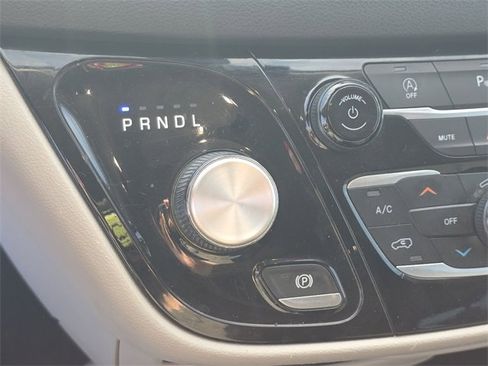 Used 2020 Chrysler Pacifica Touring w/ Tire & Wheel Group image 26