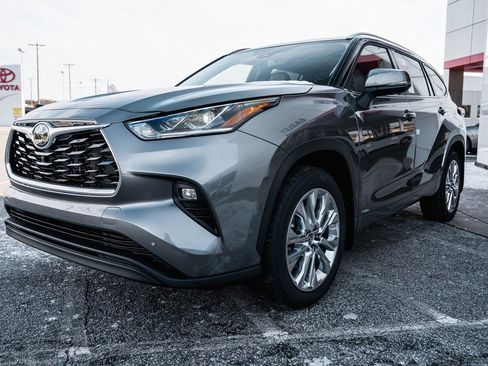 New 2026 Toyota Highlander Limited image 3