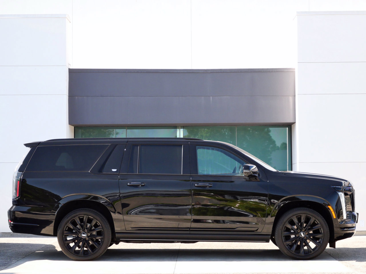 Used 2026 Cadillac Escalade ESV Platinum Sport w/ LPO, ONYX Package AWD/4WD image 4