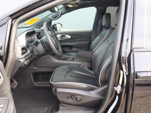 Used 2025 Chrysler Pacifica Limited FWD image 7