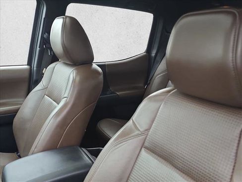 Used 2016 Toyota Tacoma Limited w/ Towing Package image 15