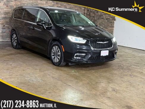 Used 2022 Chrysler Pacifica Touring-L w/ Uconnect Theater Family Group FWD image 1